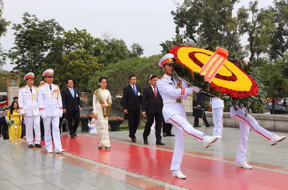 Myanmar State Counsellor Aung San Suu Kyi lays a wreath at the Martyrs Monument in Hanoi. (Source: VNA) 