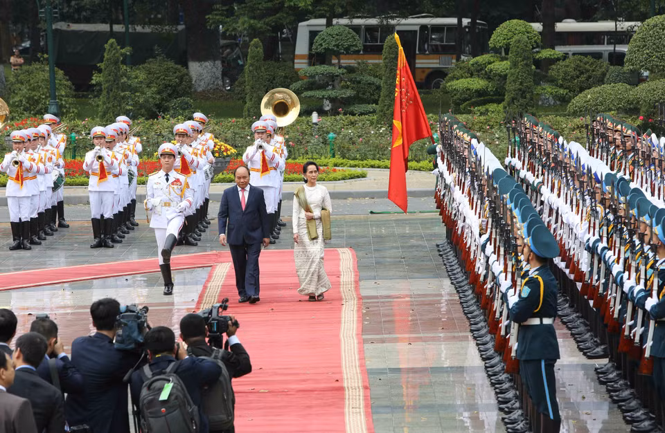 Prime Minister Nguyen Xuan Phuc (left) and Myanmar State Counsellor Aung San Suu Kyi inspect the guard of honour. (Source: VNA) 