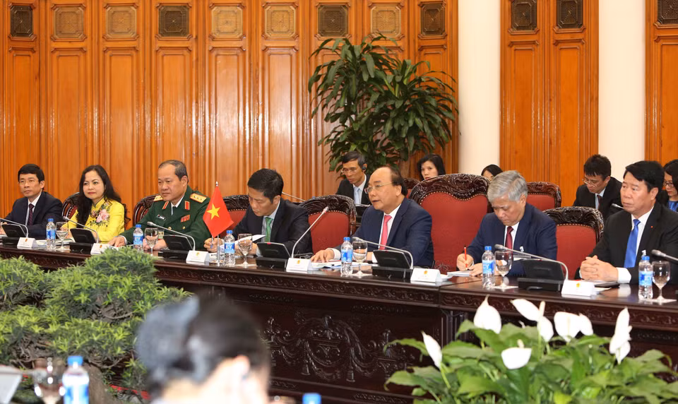 Prime Minister Nguyen Xuan Phuc (middle) holds talks with Myanmar State Counsellor Aung San Suu Kyi on April 19 afternoon. (Source: VNA) 