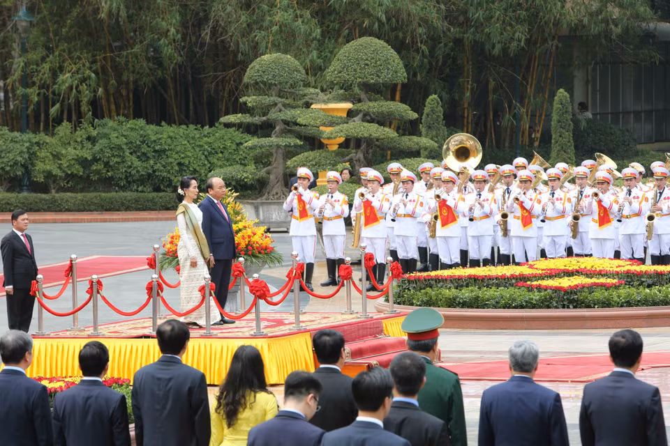 Prime Minister Nguyen Xuan Phuc (right) and Myanmar State Counsellor Aung San Suu Kyi at the welcome ceremony. (Source: VNA) 