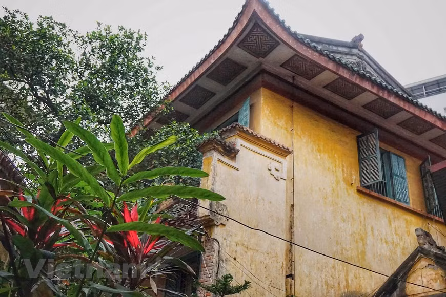 Designed by French architect Arthur Kruze, the mansion has a unique architecture, combining Eastern and Western style. Over a century, excepting its moldy wall, the place is surprisingly intact as it is only a few steps to Huu Tiep Lake, a target of US bombings during the war. (Photo: Vietnamplus)