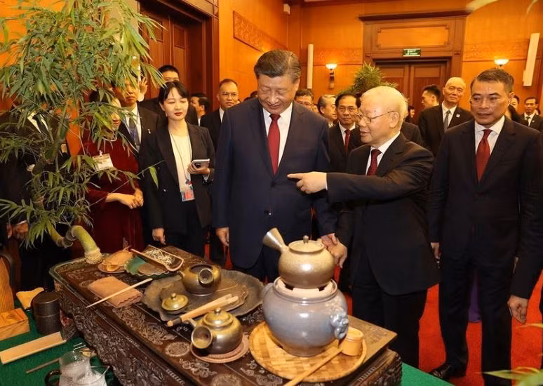 General Secretary of the Communist Party of Vietnam (CPV) Central Committee Nguyen Phu Trong and General Secretary of the Communist Party of China (CPC) Central Committee and President of the People's Republic of China Xi Jinping listen to the tea presentation at the party. (Photo: VNA)