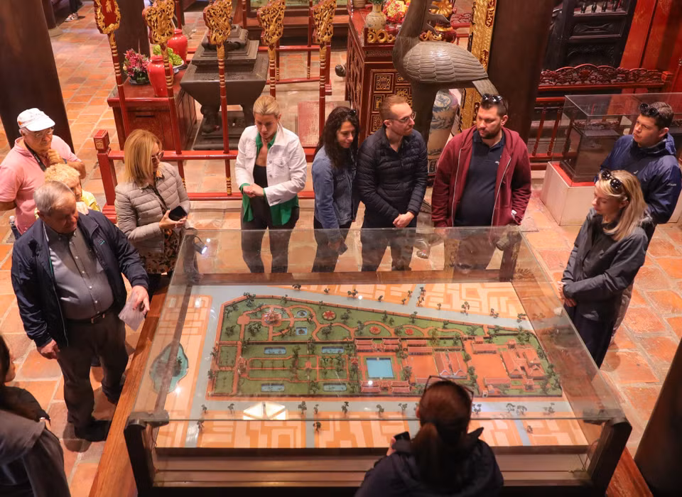 Visitors admire a 3D model of the Temple of Literature. (Photo: VNA)