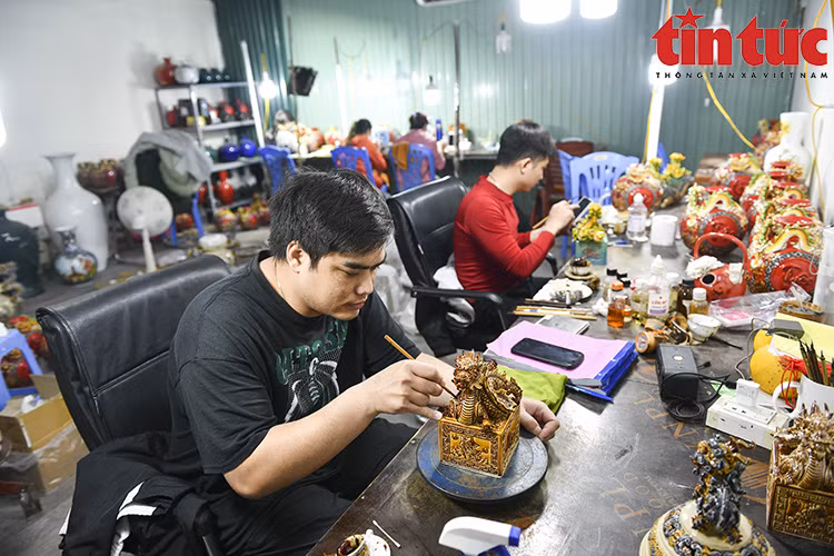 It takes about two hours to produce one pottery seal. (Photo: VNA)