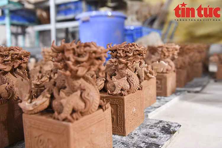 The artworks, called “dragon seals”, are made by five skilled artisans. (Photo: VNA)