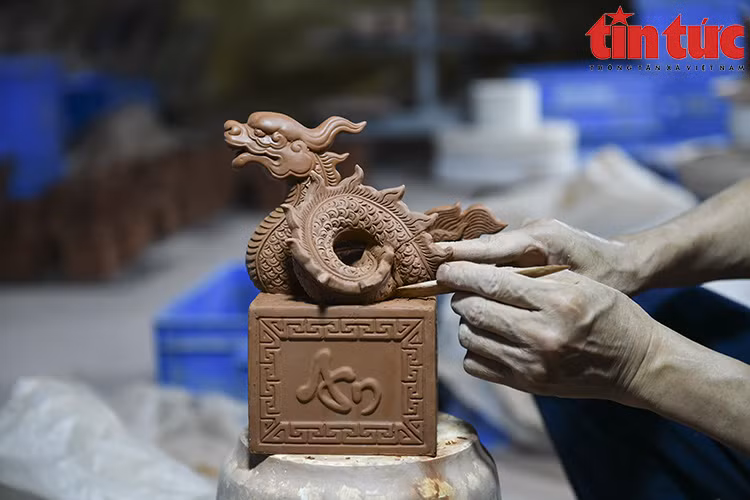 Artisans from the traditional Bat Trang pottery village add the finishing touches to their artworks as the Tet holiday approaches. (Photo: VNA)