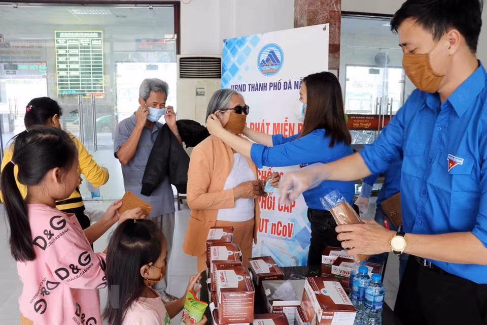 Free mask provision for passengers traveling by train at Da Nang station (Photo: VNA)
