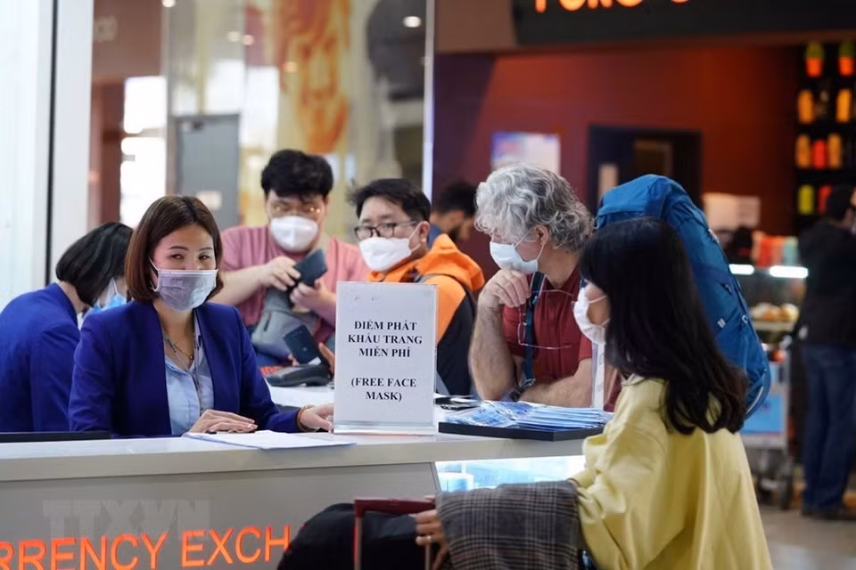Noi Bai International Airport (Hanoi) provides free of charge masks to passengers (Photo: VNA)