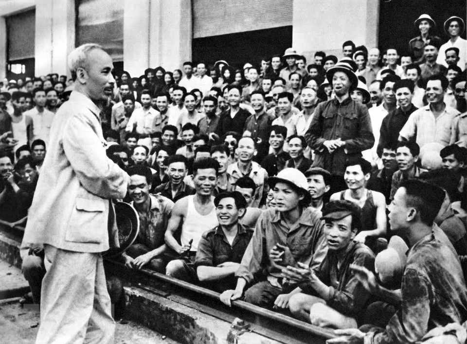 President Ho Chi Minh was not only the initiator but also the shining exemplary model in the practice of the emulation. In the photo: President Ho Chi Minh visits workers at Gia Lam Train Factory, May 19, 1955 (Photo: File/VNA)