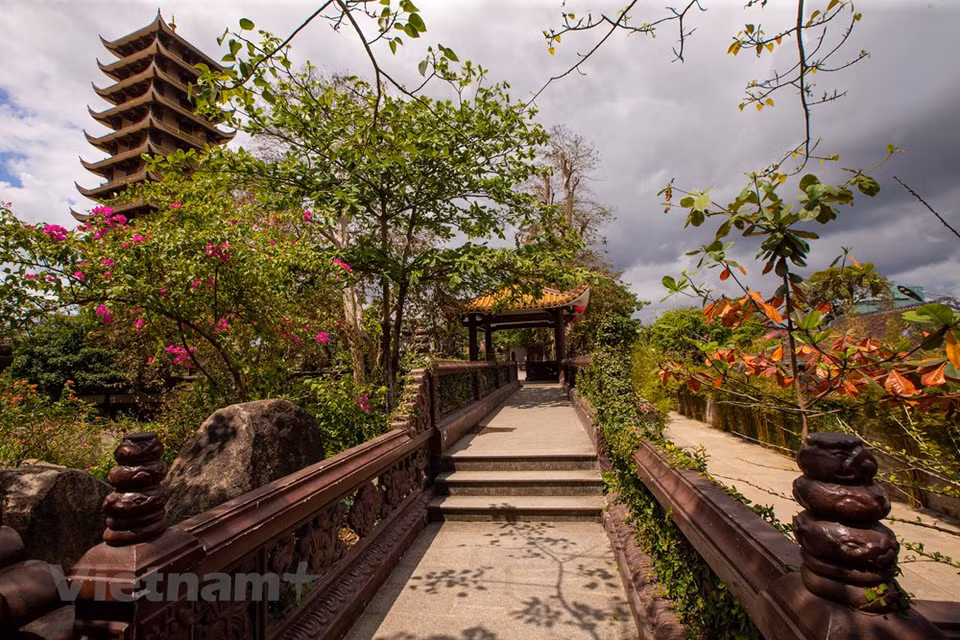 The pagoda’s architecture combines traditional and modern Asian styles. If you are a follower of Buddhism or simply an art enthusiast of beauty, visitors will not be able to miss the opportunity to once set foot. This is the temple where visitors once set foot in Quy Nhon, do not forget to visit to immerse themselves in the flow of pure meditation. The pagoda has a quite special architecture with the combination between traditional Asian architecture and modern architecture. In particular, the pagoda is currently keeping the Sakyamuni Buddha’s sarira, which is honored as the Jade Buddha for Universal Peace. Every year, the pagoda welcomes a large number of tourists partly because it brings many spiritual impressions as well as splendid landscape. (Photo: Minh Son/Vietnam+)