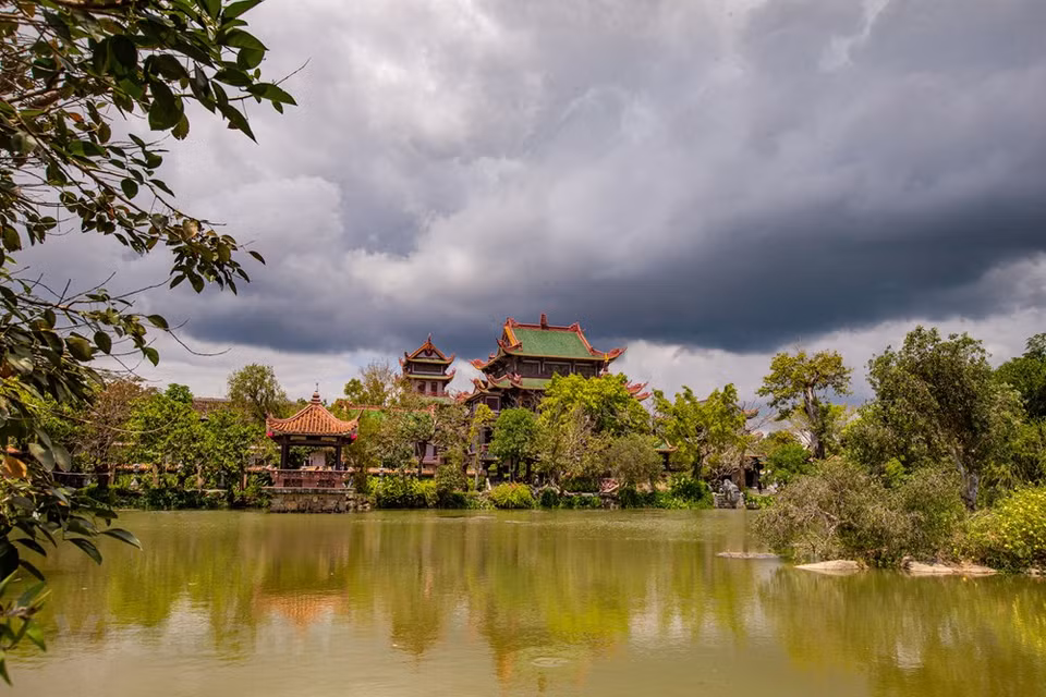 Thien Hung Pagoda is located right at Highway 1A, in An Nhon commune and about 23km from Quy Nhon city center of the southern province of Binh Dinh. Visitors traveling to Quy Nhon, from Phu Cat airport will easily stop by here as an interesting tourist destination when exploring the land of Binh Dinh martial. The first time arriving here, visitors will be overwhelmed by the splendid beauty of the temple. Unlike the ancient architecture of other temples, Thien Hung Pagoda here is designed with a large space, the monasteries and towers are built with modern features mixed with deep colors of the wall piece and tile roof create a fanciful and poetic scene. (Photo: Minh Son/Vietnam+)