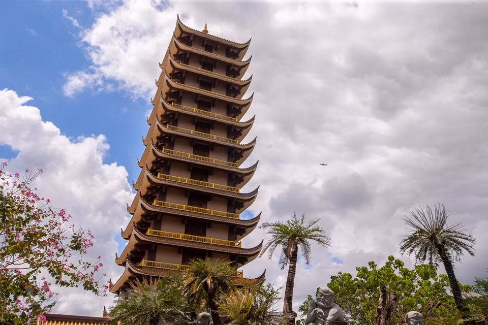 A highlight of the pagoda is the 12-storey Bell Tower. Unlike the ancient architecture of other pagoda, Thien Hung Pagoda here is designed with a large space, the monasteries and towers are built with modern features mixed with deep colors of the wall piece and tile roof, creating a fanciful and poetic scene. The temple grounds are decorated with many ornamental trees, giving people a pleasant feeling of freshness, and the cool green color makes this place even more peaceful. Thien Hung pagoda is not only a religious - cultural work but also becomes an art painting sketched through the delicate "drawing" of a talented artist. (Photo: Minh Son/Vietnam+)