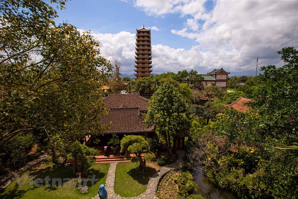 This is the temple where visitors once set foot in Quy Nhon, do not forget to visit to immerse themselves in the flow of pure meditation. The pagoda has a quite special architecture with the combination between traditional Asian architecture and modern architecture. In particular, the pagoda is currently keeping the relics of Sakyamuni Buddha, which is honored as the jade Buddha of world peace. The highlight of the temple campus is the towering 12-storey Bell Tower. Thien Hung pagoda is not only a religious - cultural work but also becomes an art painting sketched through the delicate "drawing" of a talented artist. (Photo: Minh Son/Vietnam+)