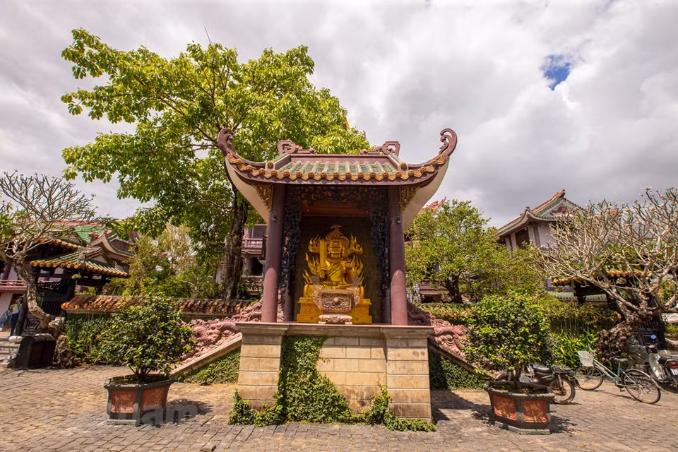  The place makes visitors feel like getting lost on a studio of a historical drama. Visitors traveling to Quy Nhon, from Phu Cat airport will easily stop by here as an interesting tourist destination when exploring the land of martial art, Binh Dinh. The first time arriving here, visitors will be overwhelmed by the splendid beauty of the temple. Unlike the ancient architecture of other temples, Thien Hung Pagoda here is designed with a large space, the monasteries and towers are built with modern features mixed with deep colors of the wall piece and tile roof create a fanciful and poetic scene. (Photo: Minh Son/Vietnam+)f