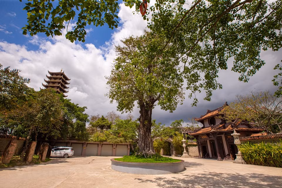 Visitors traveling to Quy Nhon, from Phu Cat airport will easily stop by here as an interesting tourist destination when exploring the land of Binh Dinh martial. The first time arriving here, visitors will be overwhelmed by the splendid beauty of the temple. Unlike the ancient architecture of other temples, Thien Hung Pagoda here is designed with a large space, the monasteries and towers are built with modern features mixed with deep colors of the wall piece and tile roof create a fanciful and poetic scene. The pagoda has a quite special architecture with the combination between traditional Asian architectural style and modern architecture (Photo: Minh Son/Vietnam+)