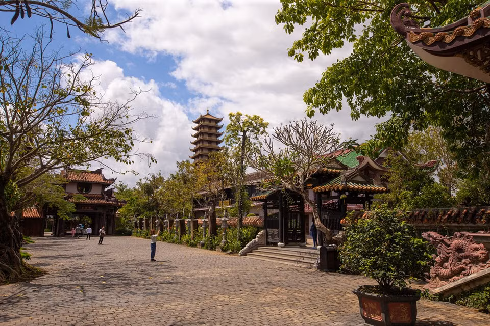Thien Hung pagoda is one of the most attractive tourist destinations in Binh Dinh province. Heading into pagoda’s main corridor and sanctum, visitors often spend a lot of time watching and enjoying all the architectural beauties of this area. All the patterns and decorations were so delicate and stunning. Especially, they are all based on traditional designs that made this area a feel of old Vietnam in modern life. When getting out of sanctum area, there is another garden, totally different from that previous garden. It is simpler, only a green color covering all over the place but still bring visitors a peace of mind. The pagoda has a quite special architecture with the combination between traditional Asian architecture and modern architecture. (Photo: Minh Son/Vietnam+)
