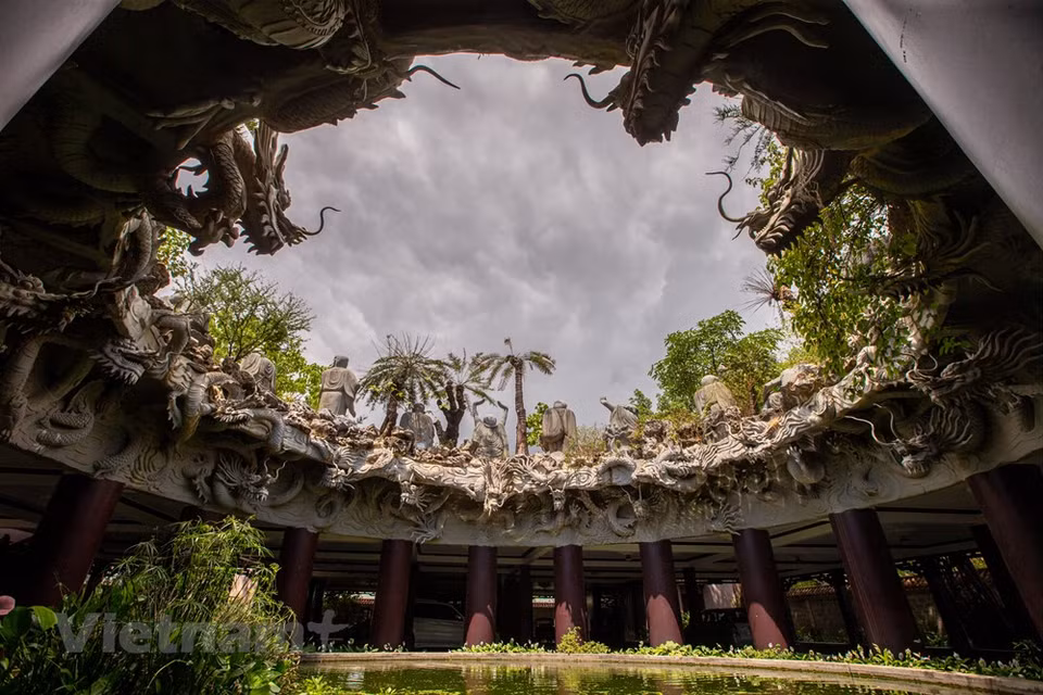 Thien Hung pagoda is not only a religious-cultural work but also an artistic painting by a talented artist. The first time arriving here, visitors will be overwhelmed by the splendid beauty of the temple. Unlike the ancient architecture of other temples, Thien Hung Pagoda here is designed with a large space, the monasteries and towers are built with modern features mixed with deep colors of the wall piece and tile roof create a fanciful and poetic scene. The pagoda has a quite special architecture with the combination between traditional Asian architecture and modern architecture. One more thing is that you can feel the atmosphere of solemnity and serenity. (Photo: Minh Son/Vietnam+)