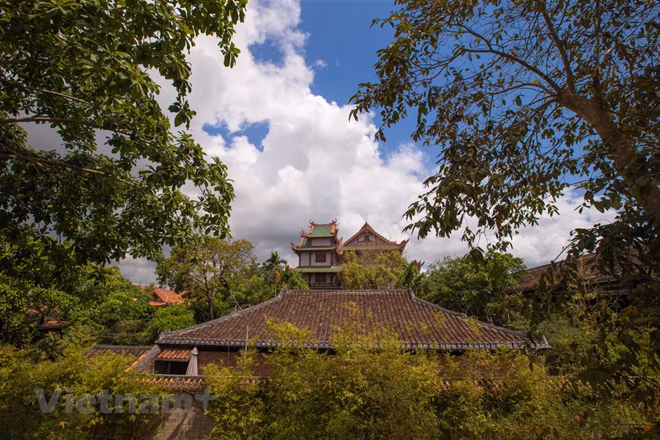 Those who visit Thien Hung pagoda for the first time will be surprised at its splendid beauty. The temple grounds are decorated with many ornamental trees, giving people a pleasant feeling of freshness, and the cool green color makes this place even more peaceful. Thien Hung pagoda is not only a religious - cultural work but also an art painting sketched through the delicate "drawing" of a talented artist. Stepping into this place is like getting lost on the set of a meticulously orchestrated historical drama. The works are built entirely according to Eastern architecture, easy to create a feeling of intimacy, familiarity, soft, ancient, mixed with a bit of modernity. (Photo: Minh Son/Vietnam+)