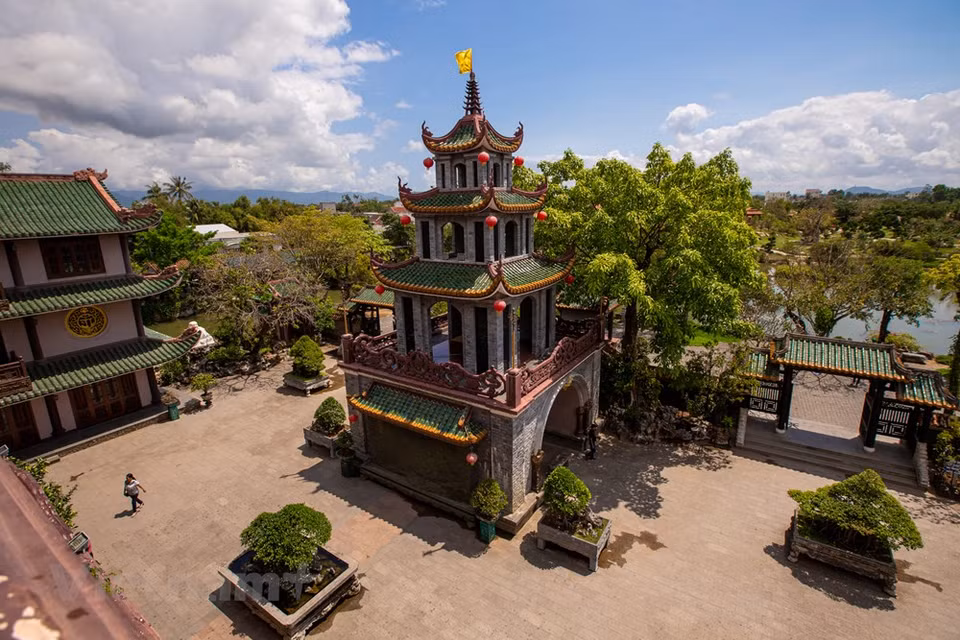  Thien Hung Pagoda is one of the tourist attractions that make visitors fall in love as soon as they step foot on the campus. Visitors traveling to Quy Nhon, from Phu Cat airport will easily stop by here as an interesting tourist destination when exploring the land of Binh Dinh martial. The first time arriving here, visitors will be overwhelmed by the splendid beauty of the temple. Unlike the ancient architecture of other temples, Thien Hung Pagoda here is designed with a large space, the monasteries and towers are built with modern features mixed with deep colors of the wall piece and tile roof create a fanciful and poetic scene. (Photo: Minh Son/Vietnam+)