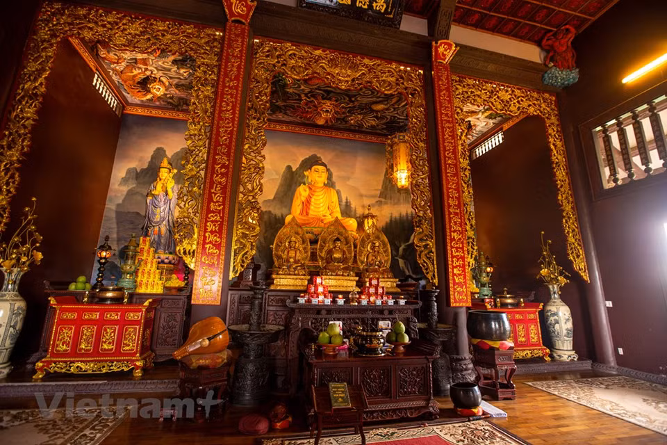 Unlike most other pagodas, Thien Hung pagoda amazes visitors with a modern, splendid appearance but somehow still breathes the solemnity and mystery in every corner. The pagoda is a combination of raditional Asian architecture and modern architecture. The highlight of the temple campus is the towering 12-storey Bell Tower rising to the blue sky, making it easy for visitors to see from afar. Every year, the 127-year-old pagoda attracts not only Buddhist followers but also visitors. Driving along National Highway 1A towards Dap Da town, An Nhon district, Binh Dinh, you will find Thien Hung pagoda rising up between rice fields and ditches like landlords’ magnificent premises in the past. (Photo: Minh Son/Vietnam+)