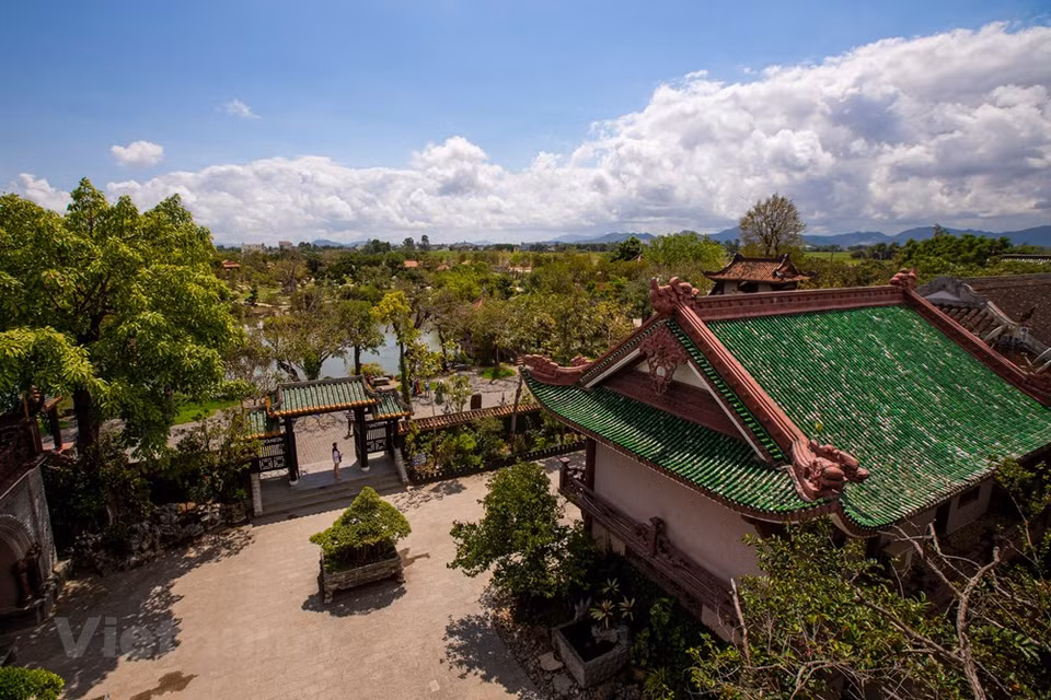 Thien Hung Pagoda is one of the tourist attractions that make visitors fall in love as soon as they step foot on the campus. The pagoda has a quite special architecture with the combination between traditional Asian architectural style and modern architecture. In particular, the pagoda is currently keeping the Sakyamuni Buddha’s sarira, which is honored as the Jade Buddha for Universal Peace. The Jade Buddha for Universal Peace was presented from the Golden Temple in Yanggoon, Myanmar in July 2013. Every year, the pagoda welcomes a large number of tourists partly because it brings many spiritual impressions as well as splendid landscape. (Photo: Minh Son/Vietnam+)