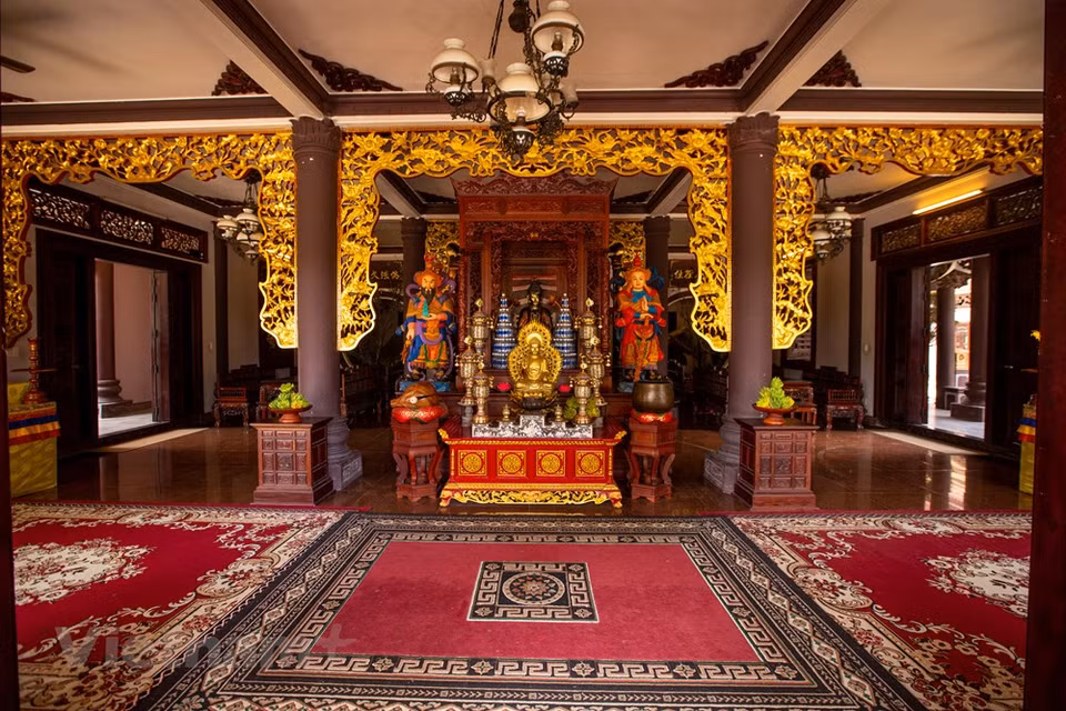 Thien Hung pagoda has a quite special architecture with the combination between traditional Asian architecture and modern architecture. In particular, the pagoda is currently keeping the relics of Sakyamuni Buddha, which is honored as the jade Buddha of world peace. Thien Hung pagoda’s grounds are decorated with many ornamental trees, giving people a pleasant feeling of freshness, and the cool green color makes this peaceful place even more peaceful. Thien Huong pagoda has a quite special architecture with the combination between traditional Asian architecture and modern architecture. One more thing is that you can feel the atmosphere of solemnity and serenity (Photo: Minh Son/Vietnam+)