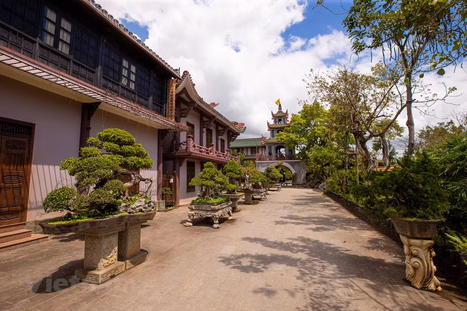 In particular, the pagoda is currently keeping Sakyamuni Buddha’s sarira, which is honored as the Jade Buddha for Universal Peace. The Jade Buddha for Universal Peace was presented from the Golden Temple in Yanggoon, Myanmar in July 2013. Unlike the ancient architecture of other pagoda, Thien Hung Pagoda here is designed with a large space, the monasteries and towers are built with modern features mixed with deep colors of the wall piece and tile roof, creating a fanciful and poetic scene. The temple grounds are decorated with many ornamental trees, giving people a pleasant feeling of freshness, and the cool green color makes this place even more peaceful. (Photo: Minh Son / Vietnam +)