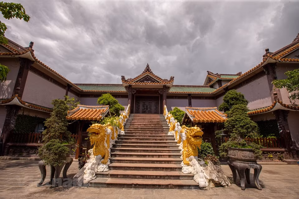  The pagoda is decorated with many ornamental trees, making visitors comfortable and peaceful. Visitors are highly recommended to continue to move forward to the front area and explore the main building with 3 stories that they saw when first stepping into. This place is also the main sanctum of the whole pagoda. If you climb up to the higher floor of the building, you can get a panoramic view over yellow rice fields, green tree bushes, blue sky, brown interlacing canals as well as grey blurred mountains from afar. One more thing is that you can feel the atmosphere of solemnity and serenity so well that even the winds are a little too noisy. (Photo: Minh Son/Vietnam+)