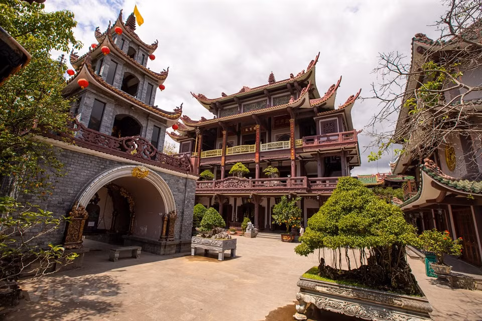  Coming here, visitors feel like they are lost in another world with airy space and quiet beauty. Unlike the ancient architecture of other temples, Thien Hung Pagoda here is designed with a large space, the monasteries and towers are built with modern features mixed with deep colors of the wall piece and tile roof create a fanciful and poetic scene. The pagoda has a quite special architecture with the combination between traditional Asian architecture and modern architecture. In particular, the pagoda is currently keeping the relics of Sakyamuni Buddha, which is honored as the jade Buddha of world peace. World Peace Emerald Buddha was presented from the Golden Temple in Yanggoon, Myanmar in July 2013. (Photo: Minh Son /Vietnam +)