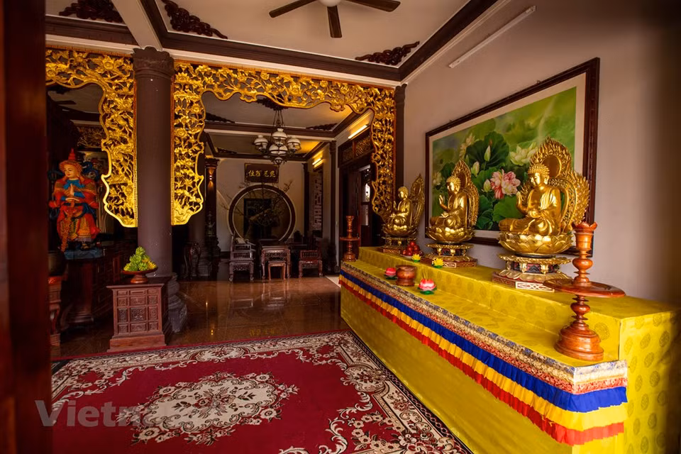 Located right at Highway 1A, in An Nhon commune and about 23km from Quy Nhon city center of the southern province of Binh Dinh, Thien Hung pagoda is a can’t miss destination for visitors when visiting Binh Dinh. Visitors traveling to Quy Nhon, from Phu Cat airport will easily stop by here as an interesting tourist destination when exploring the land of Binh Dinh martial. The first time arriving here, visitors will be overwhelmed by the splendid beauty of the temple. Unlike the ancient architecture of other temples, Thien Hung Pagoda here is designed with a large space, the monasteries and towers are built with modern features mixed with deep colors of the wall piece and tile roof create a fanciful and poetic scene (Photo: Minh Son/Vietnam+)