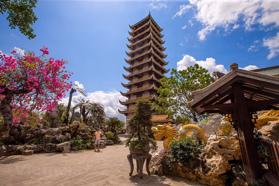 Every year, the pagoda welcomes many tourists partly because of its spiritual impressions and splendid landscape. Unlike most other pagodas, Thien Hung pagoda amazes us with a modern, splendid appearance but somehow still breathes the solemnity and mystery in every corner. Next to the pagoda lies a big dreamy lake with flowers in blooming season and golden fishes racing underneath. Around the lake were a plenty of trees, bushes altogether making up a really peaceful place for those wanting to find a shelter somewhere. In addition, there was a hut rising from the middle of the lake for tourists to rest and watch this masterpiece. (Photo: Minh Son / Vietnam +)