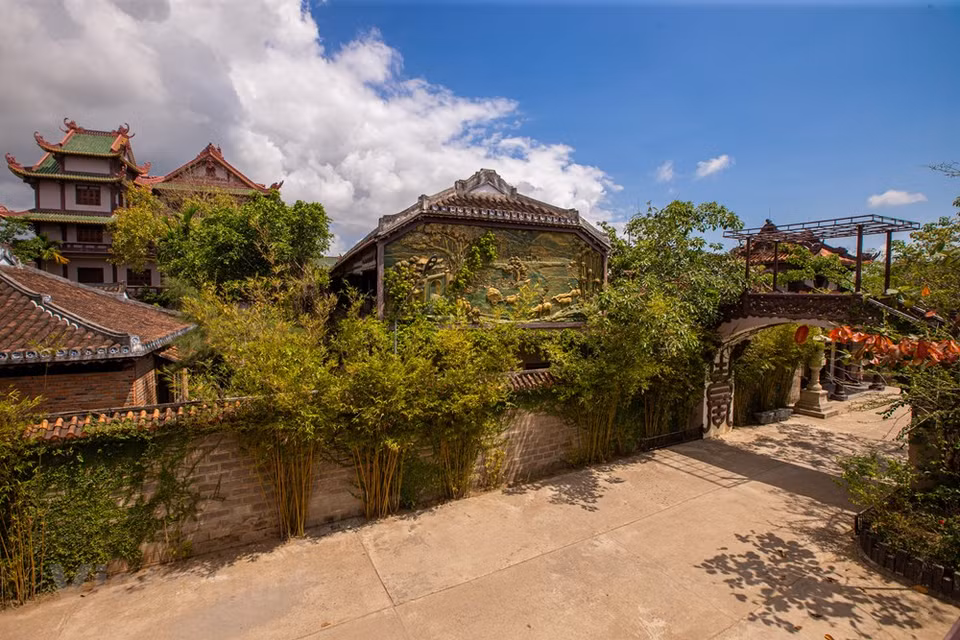 Unlike the ancient architecture of other temples, Thien Hung Pagoda is designed with large space, the monasteries and towers are built with modern features mixed with deep colors of the wall and tile roof, creating a fanciful and poetic scene. Stepping through the temple gate, visitors feel like they are lost in another world with airy space and quiet beauty. The center of the pagoda is a meticulously designed mutli-storey front building with a tiled roof shaped like a blade and a dragon, creating the majesty and magnitude of the whole pagoda. As one of the big pagoda, each room and temple is decorated with many different large and small Buddha statues. Visitors, Buddhist followers, and local people can burn incense, bow to the Buddha, pray for good health and luck and immerse themselves in the architecture of the rooms they walk through. (Photo: Minh Son / Vietnam +)