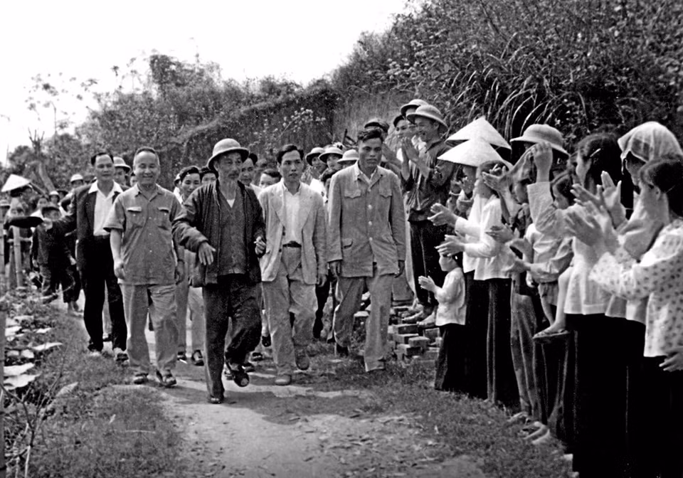 President Ho Chi Minh pays a visit to Dong Tam Cooperative in Phu Tho Province - an example in building a new life of overseas Vietnamese, March 21, 1961 (Photo: File/VNA)