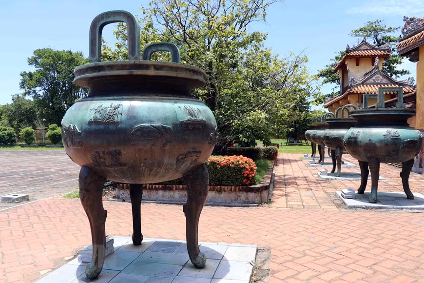 Nine tripod cauldrons are placed in The Mieu yard in the Imperial Citadel of Hue (Photo: VNA)