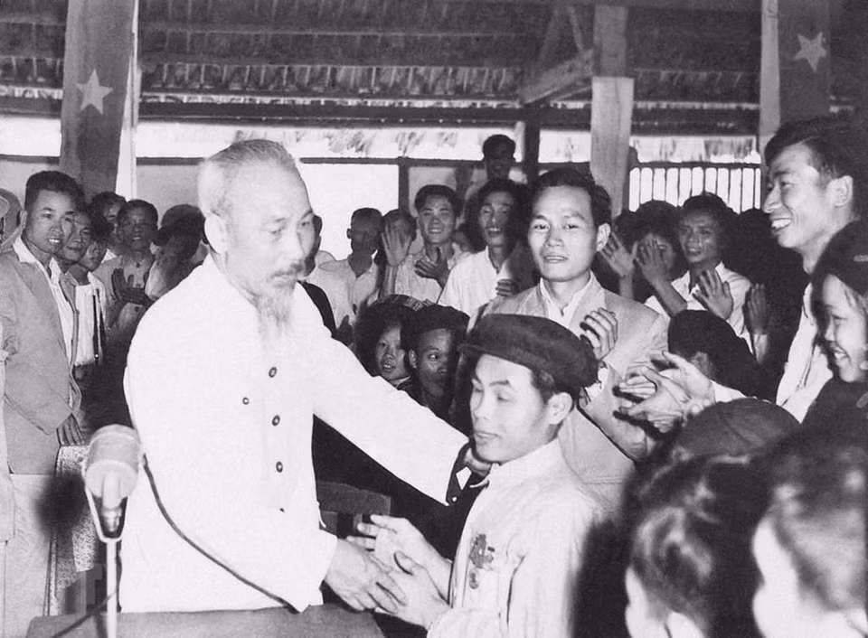 President Ho Chi Minh visits soldier of emulation Pham Trung Pon who was blind in both eyes but had many initiatives to improve agricultural tools, March 13, 1960 (Photo: File/VNA)