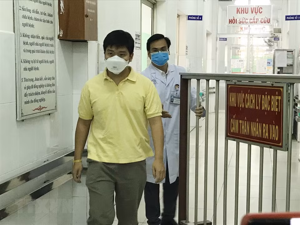 28-year-old Chinese patient Li Zichao - one of the first two patients in Vietnam infected with coronavirus, is discharged from the hospital, after 13 days of treatment at Cho Ray Hospital in Ho Chi Minh City, February 4 (Photo: VNA)