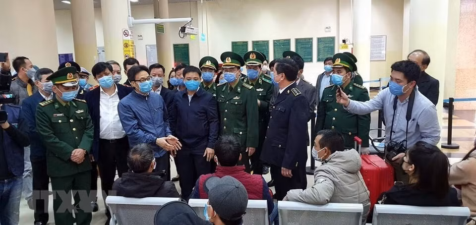 Deputy Prime Minister Vu Duc Dam, Head of the Steering Committee for prevention and control of the nCoV epidemic, inspects the epidemic prevention and control work in Quang Ninh province (Photo: VNA)