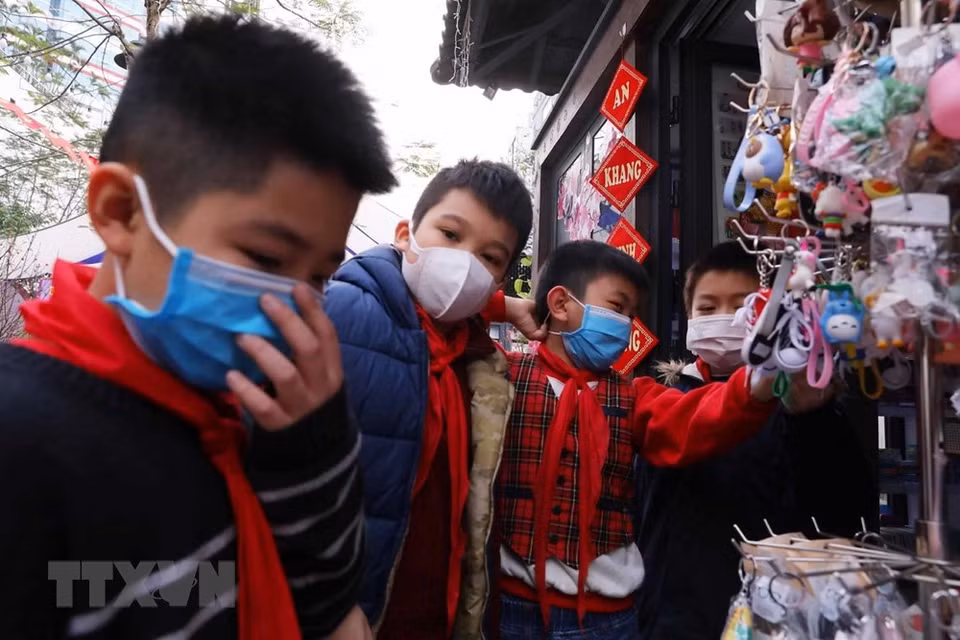 Students are equipped with masks when coming to Book Street in Hanoi (Photo: VNA)