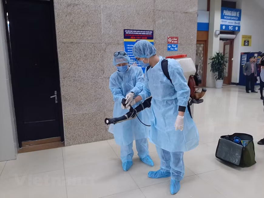 Earlier, Prime Minister Nguyen Xuan Phuc on February 3 ordered quarantine of all travellers who come from or transit through the novel coronavirus affected areas in China amid fear of fast spread of the epidemic. Accordingly, those who come from or transit through Hubei shall be immediately kept in isolation at the designated medical establishments of the province/city they enter. The competent authorities shall strictly supervise and seriously disinfect houses and accommodations as well as surrounding areas where suspected patients live. Personnel conducting disinfection wear protective gears meeting standards of the Ministry of Health. In the photo: Spraying disinfectant helps prevent the spread of the novel coronavirus SARS-CoV-2 in the community. (Photo: Viet Hung/Vietnam+)