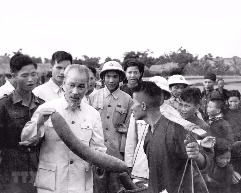 In the Appeal for Patriotic Emulation, President Ho Chi Minh determined the goal of patriotic emulation which was to eliminate hunger, illiteracy and aggressors. In the photo: Farmers in Ai Quoc commune, Nam Sach district, Hai Duong province inform President Ho Chi Minh of the increase in local crop production, May 31, 1957 (Photo: File/VNA)