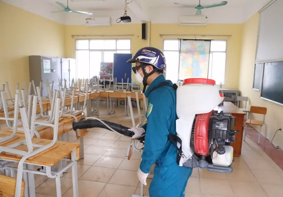 Health staff spray Chloramin B disinfectant in classrooms at Viet Duc High School (Hanoi) (Photo: VNA)