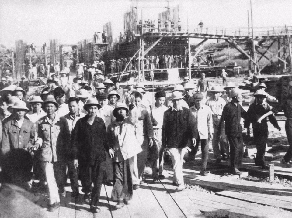 President Ho Chi Minh visits the Bac-Hung-Hai irrigation work - the largest irrigation project in the North, December 25, 1958 (Photo: File/VNA)