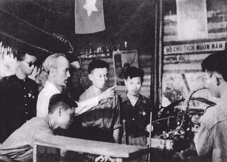 The Appeal for Patriotic Emulation deeply demonstrated Ho Chi Minh’s thoughts of patriotism, of people, and of unity – democracy – creativity as well as his strong belief in the people’s role and strength. In the photo: President Ho Chi Minh visits engineers’ workshop at Viet Bac war zone, February 1951 (Photo: File/VNA)