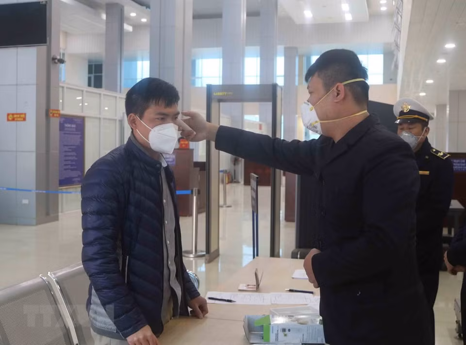Measuring the temperature of people who enter Vietnam via Tra Linh Border Gate Economic Zone, Cao Bang province (Photo: VNA)