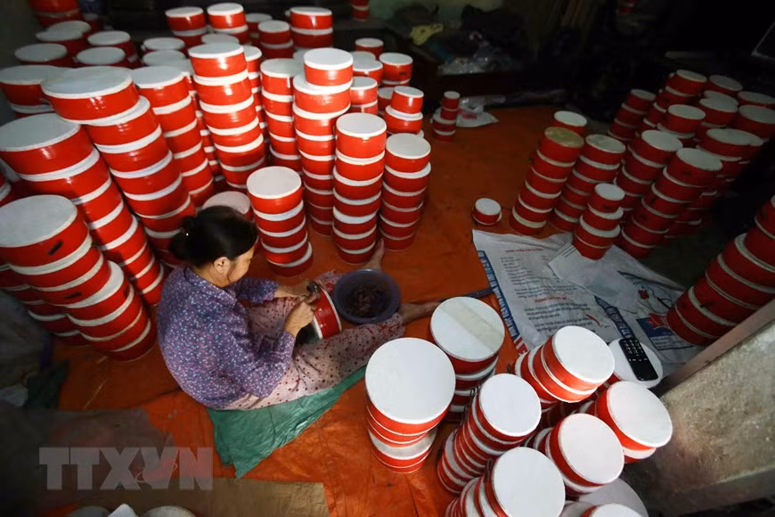 Hearing the thumping drum sound, holding hand masks that are dried up, or finding fruit in the village's market, everyone feels that Mid-Autumn Festival is coming very close. (Photo: VNA)