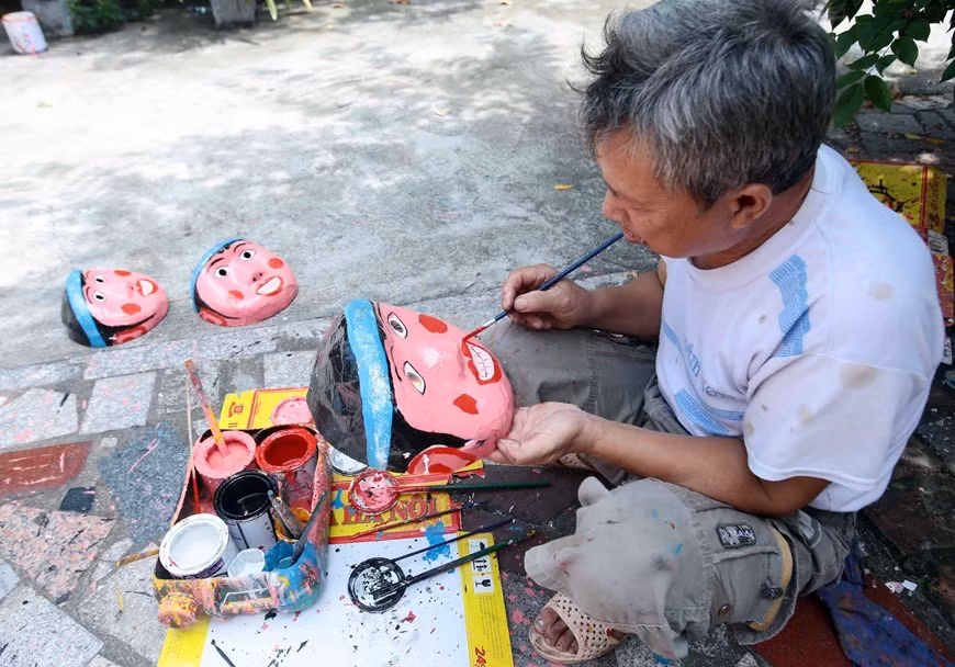 Scrap paperboard and paper are "enchanted" to become the paper masks. Even the glue used for paper backing is made from cassava starch, making it user-friendly. (Photo: VNA)