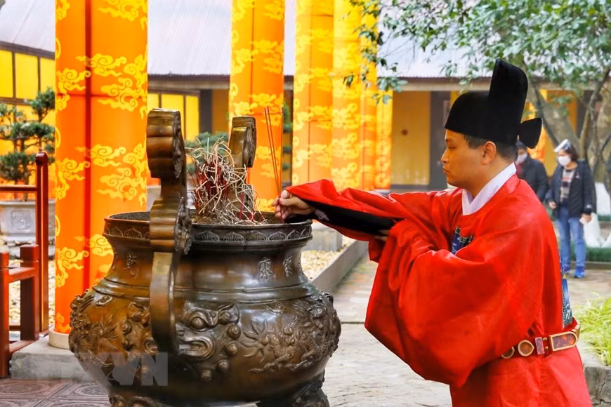 Reenactment of Ngu Lich ceremony offers locals and tourists a chance to better understand about history of Vietnam. (Photo: VNA)