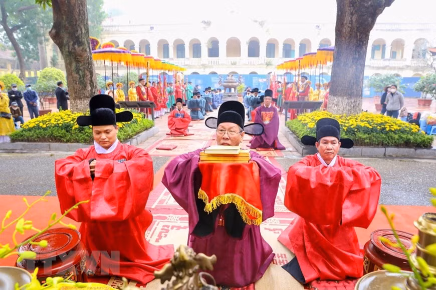 Reenactment of the scene where mandarins presented calendar to the king. (Photo: VNA)