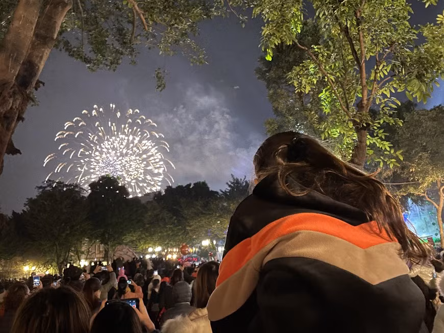 Beginning the New Year by watching a firework display has become an indispensable activity of many Vietnamese. In the photo: Fireworks light up sky in Hanoi to welcome in the new year of 2021. (Photo: VNA)