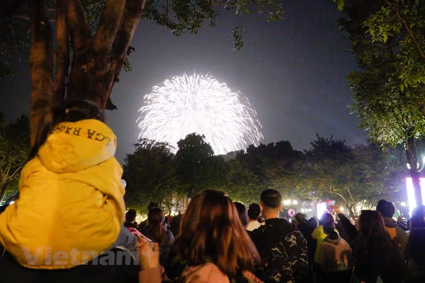 Fireworks light up sky in the capital city of Hanoi on the night of December 31 to welcome in the new year of 2021. (Photo: VNA)